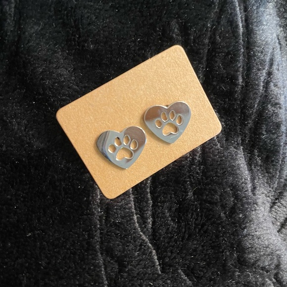 Paw Print Heart Stud Earrings (Brand New!)🐾💕 - Picture 1 of 5